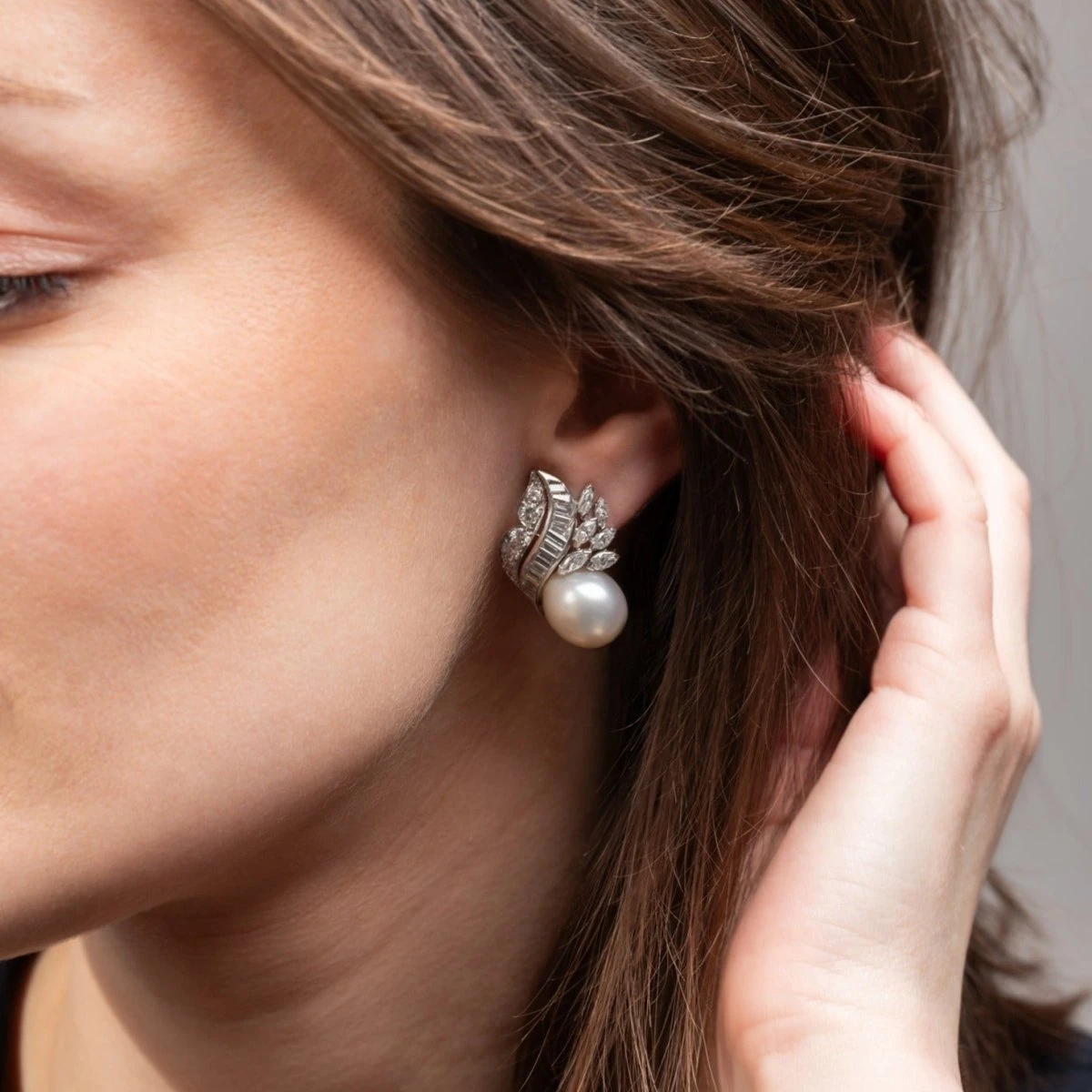 Boucles D'oreilles CHAUMET En Or Blanc, Perles Et Diamants 2 Boucles D'oreilles CHAUMET En Or Blanc, Perles Et Diamants – Image 2