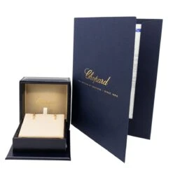 Boucles D'oreilles Puces CHOPARD "Ice Cube" En Or Rose Et Diamants 10 Boucles D'oreilles Puces CHOPARD "Ice Cube" En Or Rose Et Diamants -Castafiore Boutique boucles doreilles chopard puces ice cube or rose et diamants 259918