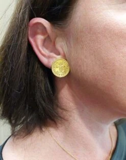 Boucles D'oreilles Clip CHANEL "Pièces De Monnaie" -Castafiore Boutique boucles doreilles clip chanel pieces de monnaie 813870