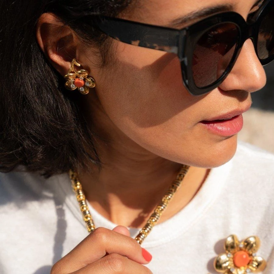 Boucles D'oreilles Clip CHAUMET En Or Jaune, Corail Rose Et Diamants 2 Boucles D'oreilles Clip CHAUMET En Or Jaune, Corail Rose Et Diamants – Image 2