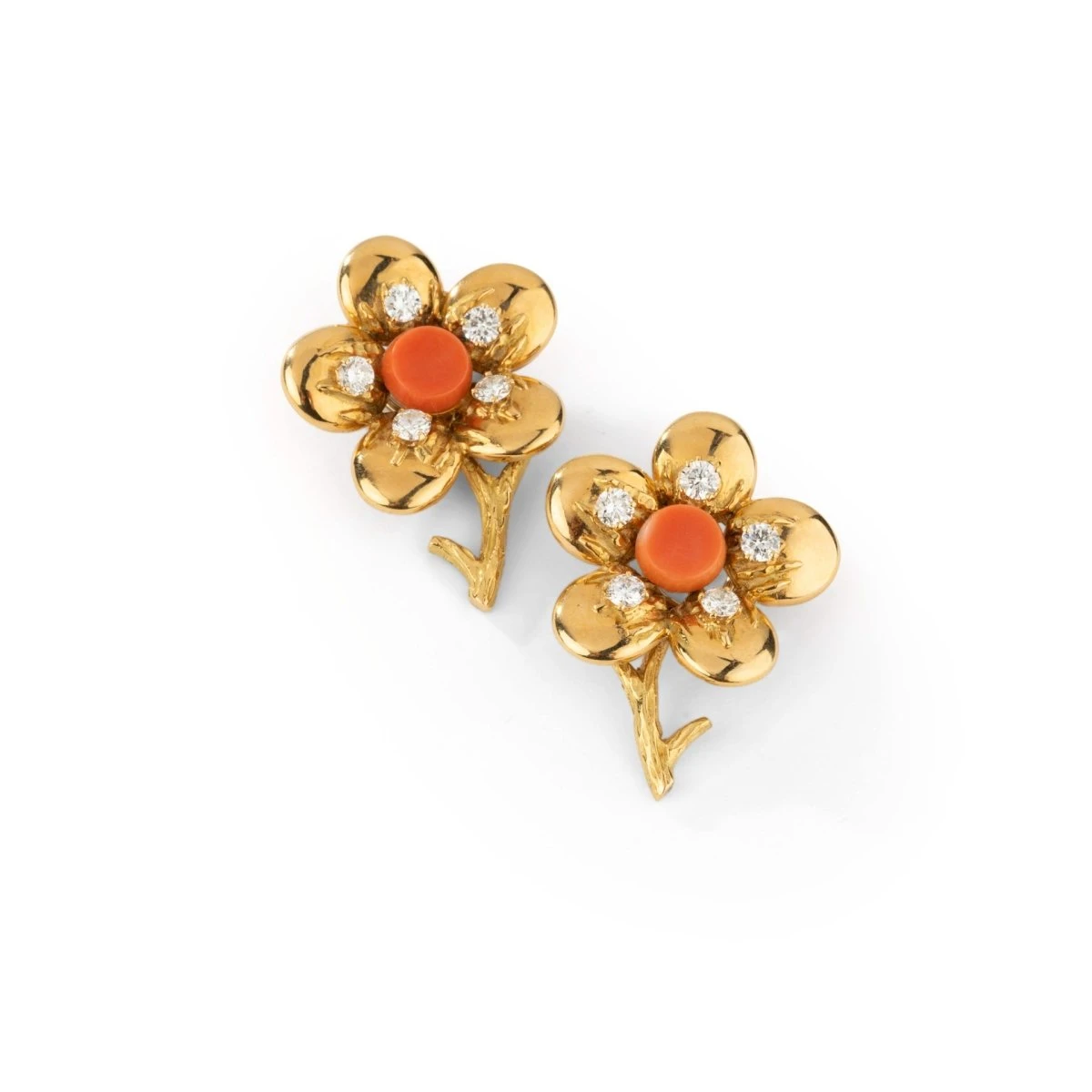 Boucles D'oreilles Clip CHAUMET En Or Jaune, Corail Rose Et Diamants 1 Boucles D'oreilles Clip CHAUMET En Or Jaune, Corail Rose Et Diamants