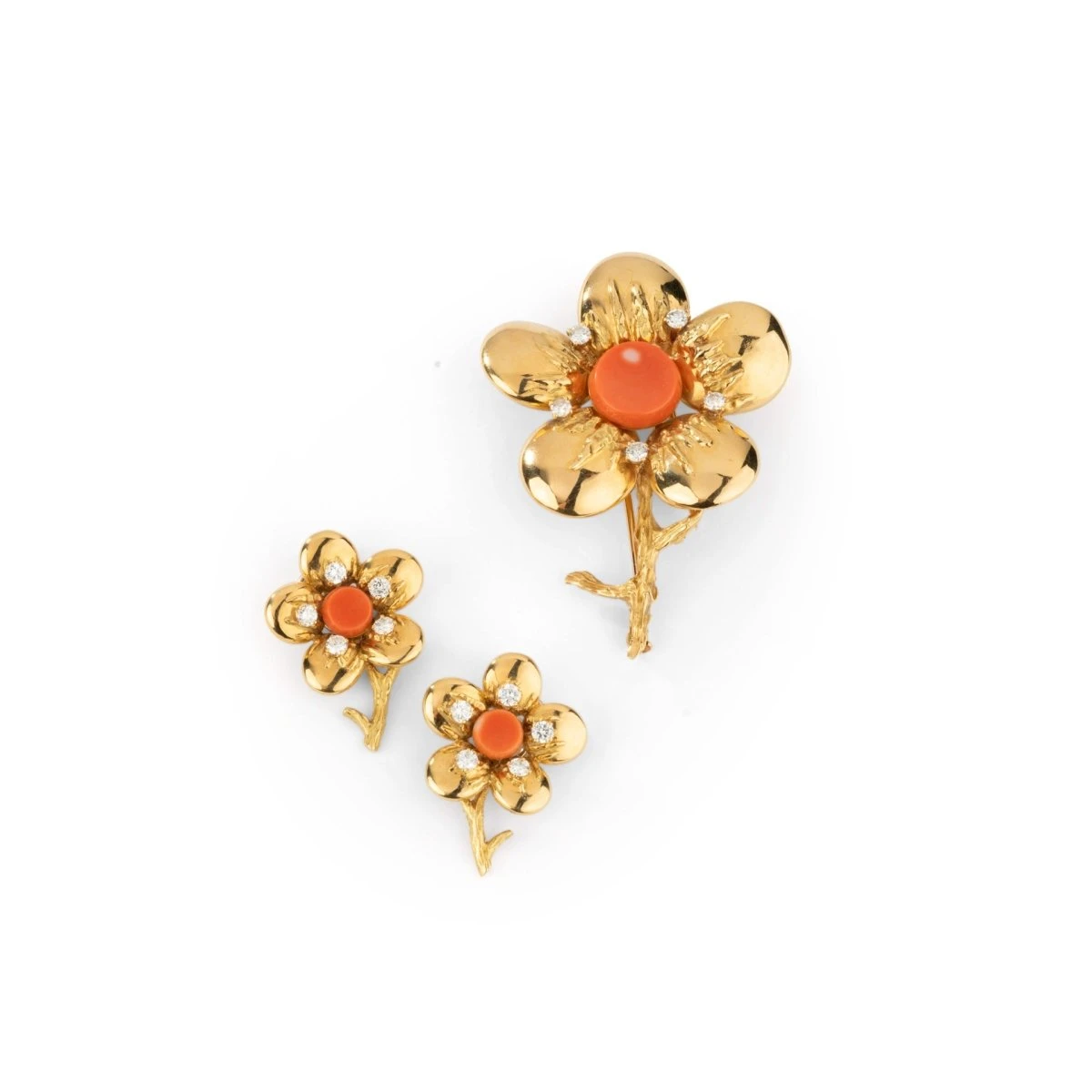 Boucles D'oreilles Clip CHAUMET En Or Jaune, Corail Rose Et Diamants 4 Boucles D'oreilles Clip CHAUMET En Or Jaune, Corail Rose Et Diamants – Image 4