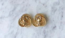 Boucles D'Oreilles Clip Gubelin Or Torsadé Et Perles 17 Boucles D'Oreilles Clip Gubelin Or Torsadé Et Perles -Castafiore Boutique boucles doreilles clip gubelin or torsade et perles 270371