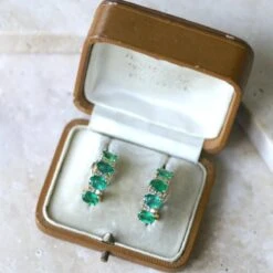 Boucles D'oreilles Clips En Or Jaune, émeraudes Et Diamants -Castafiore Boutique boucles doreilles clips en or jaune emeraudes et diamants 926536