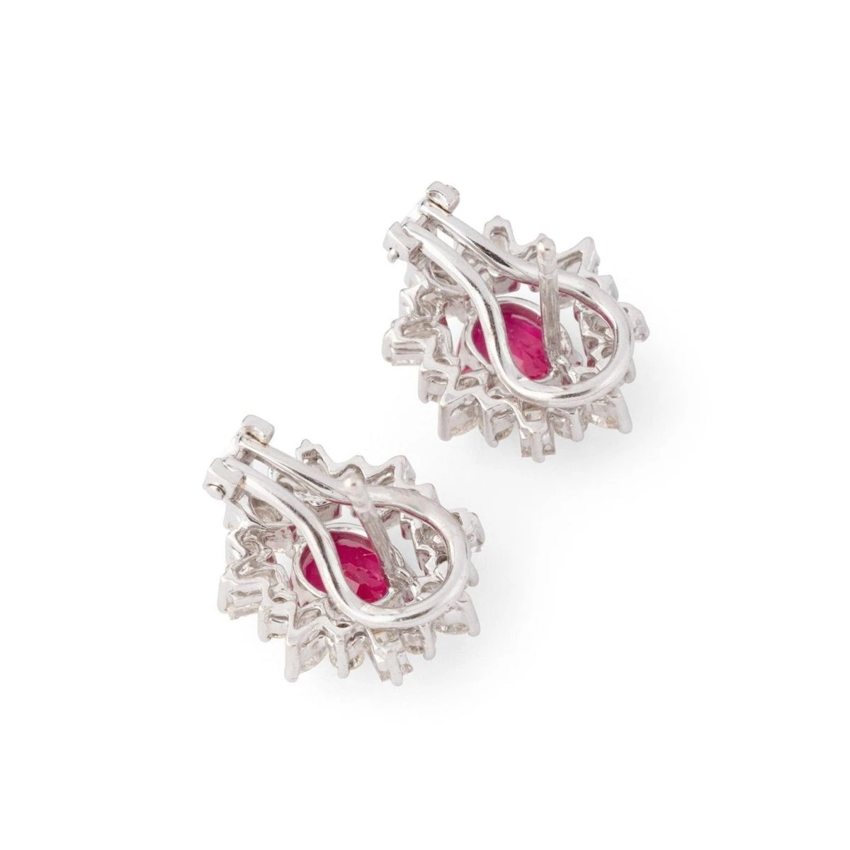 Boucles D'oreilles Clou Marguerite En Or Blanc, Rubis Et Diamants 2 Boucles D'oreilles Clou Marguerite En Or Blanc, Rubis Et Diamants – Image 2