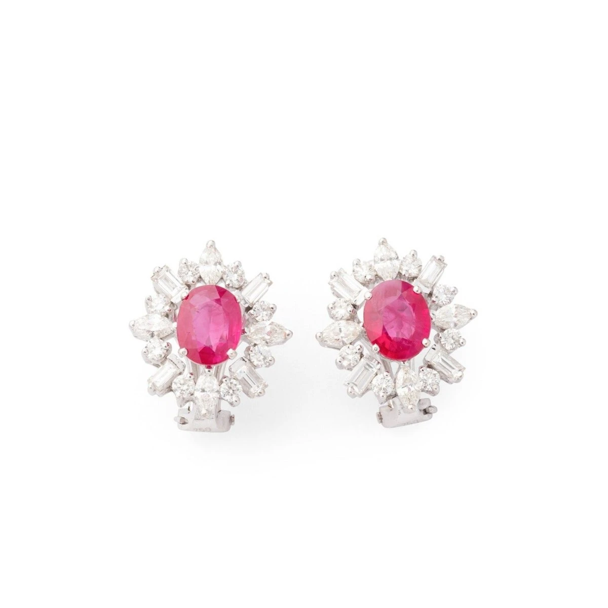 Boucles D'oreilles Clou Marguerite En Or Blanc, Rubis Et Diamants 1 Boucles D'oreilles Clou Marguerite En Or Blanc, Rubis Et Diamants