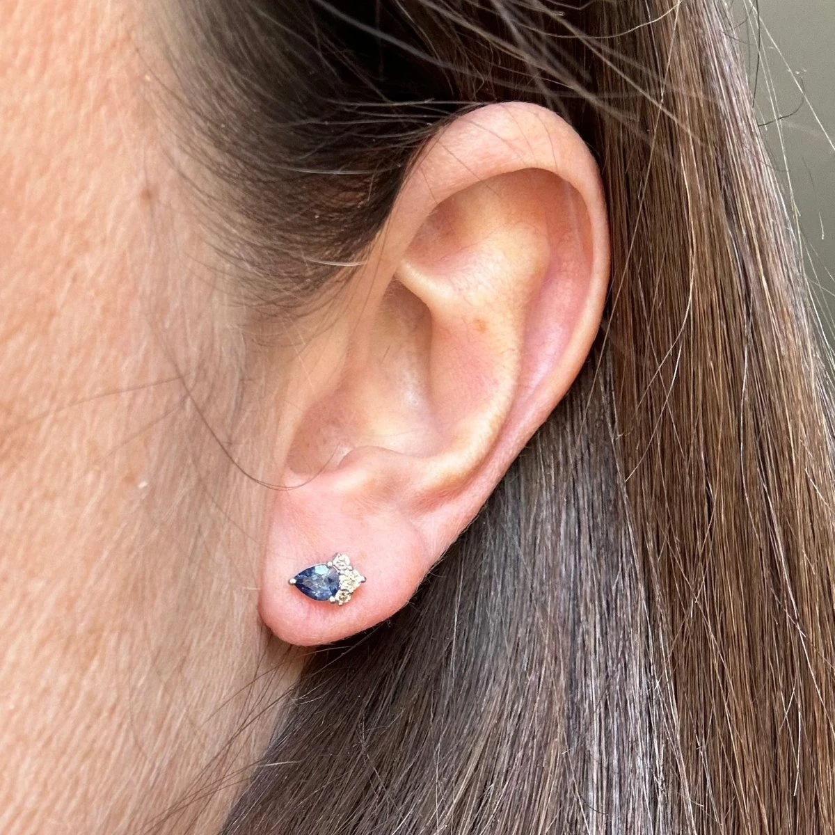 Boucles D'oreilles Clous En Or Blanc, Saphir Et Diamants 2 Boucles D'oreilles Clous En Or Blanc, Saphir Et Diamants – Image 2