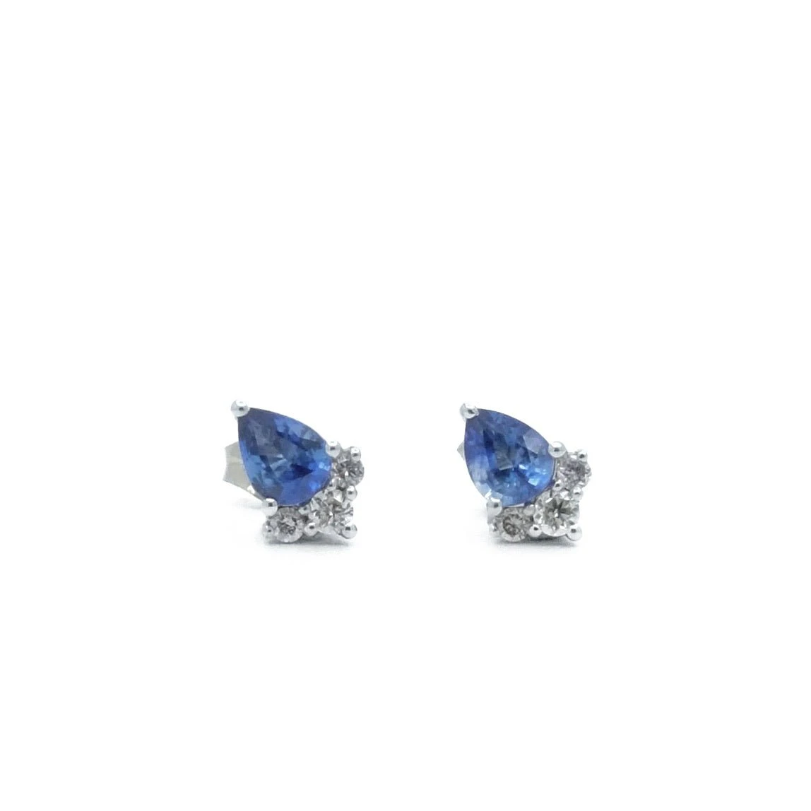 Boucles D'oreilles Clous En Or Blanc, Saphir Et Diamants 3 Boucles D'oreilles Clous En Or Blanc, Saphir Et Diamants – Image 3