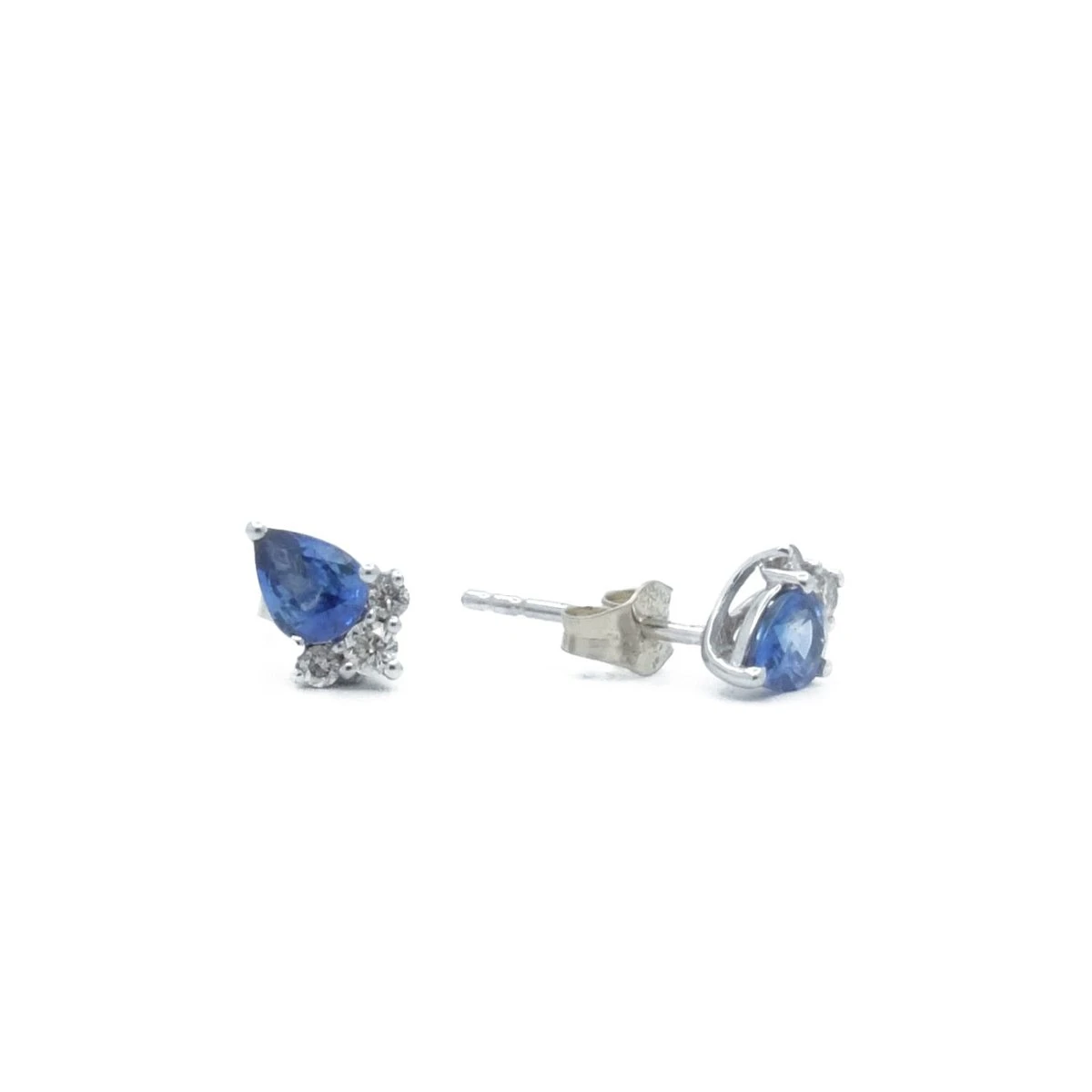 Boucles D'oreilles Clous En Or Blanc, Saphir Et Diamants 4 Boucles D'oreilles Clous En Or Blanc, Saphir Et Diamants – Image 4