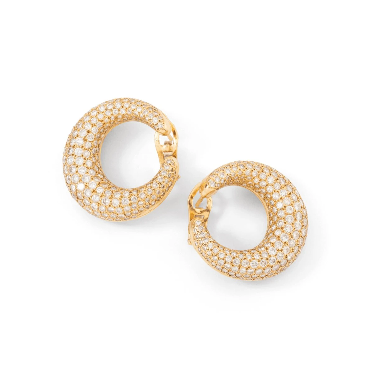 Boucles D'oreilles Créoles En Or Jaune Pavées De Diamants 7 Boucles D'oreilles Créoles En Or Jaune Pavées De Diamants – Image 7