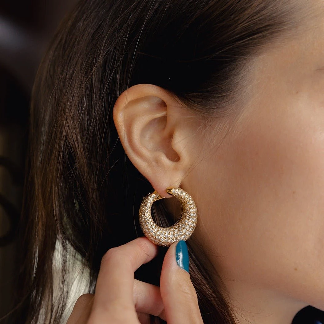 Boucles D'oreilles Créoles En Or Jaune Pavées De Diamants 2 Boucles D'oreilles Créoles En Or Jaune Pavées De Diamants – Image 2