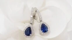 Boucles D'oreilles De Luxe En Or Blanc, Saphirs De Ceylan Et Diamants -Castafiore Boutique boucles doreilles de luxe en or blanc saphirs de ceylan et diamants 306308