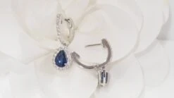 Boucles D'oreilles De Luxe En Or Blanc, Saphirs De Ceylan Et Diamants -Castafiore Boutique boucles doreilles de luxe en or blanc saphirs de ceylan et diamants 342903