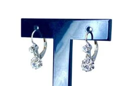 Boucles D’oreilles Dormeuses En Or Blanc En Pierres Blanches 7 Boucles D’oreilles Dormeuses En Or Blanc En Pierres Blanches -Castafiore Boutique boucles doreilles dormeuses en or blanc en pierres blanches 763600