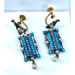 Boucles D’oreilles En Or 18 Carats Et Argent, Turquoises, Diamants, Perles Fines Vers 1880 9 Boucles D’oreilles En Or 18 Carats Et Argent, Turquoises, Diamants, Perles Fines Vers 1880 -Castafiore Boutique boucles doreilles en or 18 carats et argent turquoises diamants perles fines vers 1880 104082