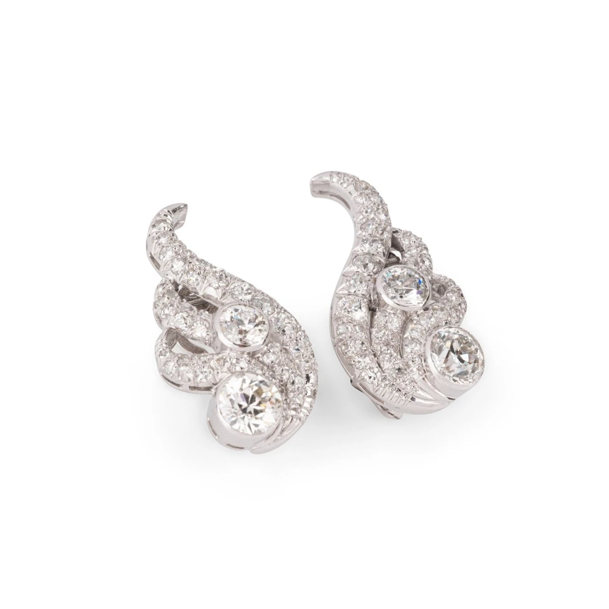 Boucles D'oreilles Clip En Or Blanc, Platine Et Diamants 3 Boucles D'oreilles Clip En Or Blanc, Platine Et Diamants – Image 3