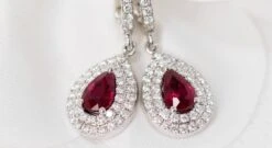 Boucles D'oreilles En Or Blanc, Rubis Poire Et Diamants -Castafiore Boutique boucles doreilles en or blanc rubis poire et diamants 637131