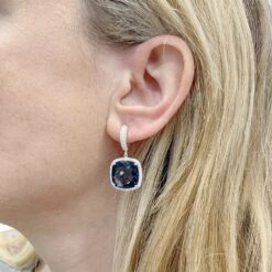 Miller Boucles D'oreilles En Or Blanc, Topaze Bleue Et Diamants 4 Miller Boucles D'oreilles En Or Blanc, Topaze Bleue Et Diamants -Castafiore Boutique boucles doreilles en or blanc topaze bleue et diamants 986002