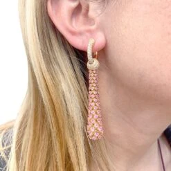 Miller Boucles D'oreilles En Or Jaune, Saphirs Roses Et Diamants 6 Miller Boucles D'oreilles En Or Jaune, Saphirs Roses Et Diamants -Castafiore Boutique boucles doreilles en or jaune saphirs roses et diamants 580253