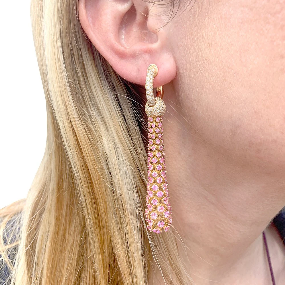 Miller Boucles D'oreilles En Or Jaune, Saphirs Roses Et Diamants 2 Miller Boucles D'oreilles En Or Jaune, Saphirs Roses Et Diamants – Image 2