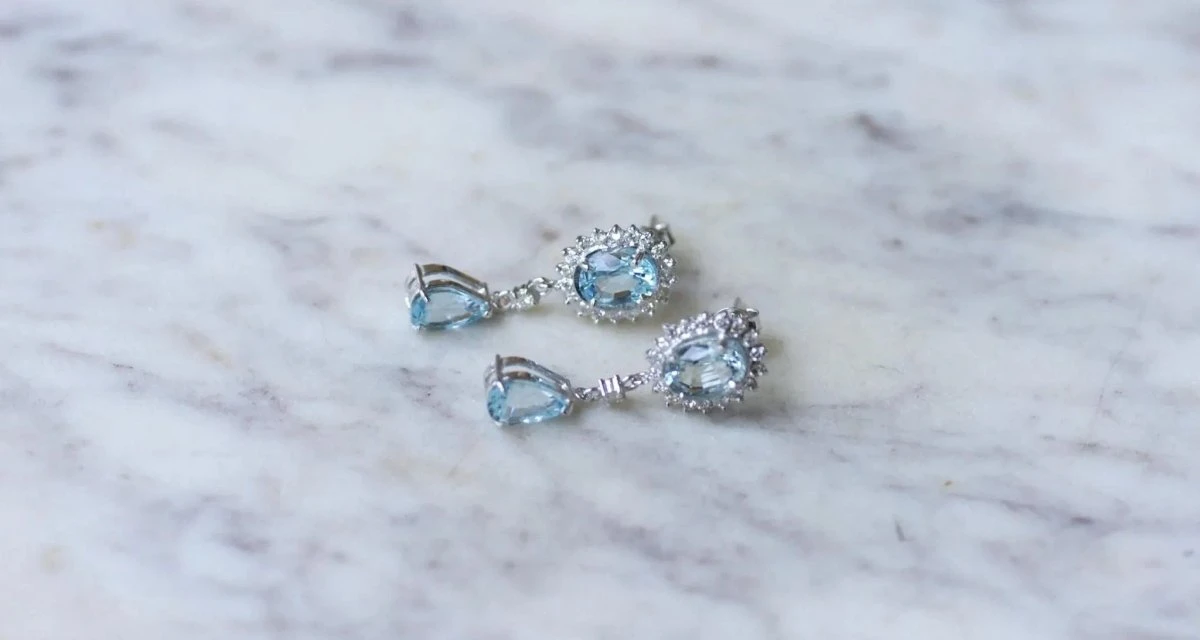 Boucles D'oreilles Gouttes Topaze Bleue Et Diamant Sur Or Blanc 7 Boucles D'oreilles Gouttes Topaze Bleue Et Diamant Sur Or Blanc – Image 7