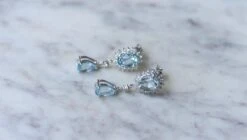 Boucles D'oreilles Gouttes Topaze Bleue Et Diamant Sur Or Blanc 11 Boucles D'oreilles Gouttes Topaze Bleue Et Diamant Sur Or Blanc -Castafiore Boutique boucles doreilles gouttes topaze bleue et diamant sur or blanc 368379