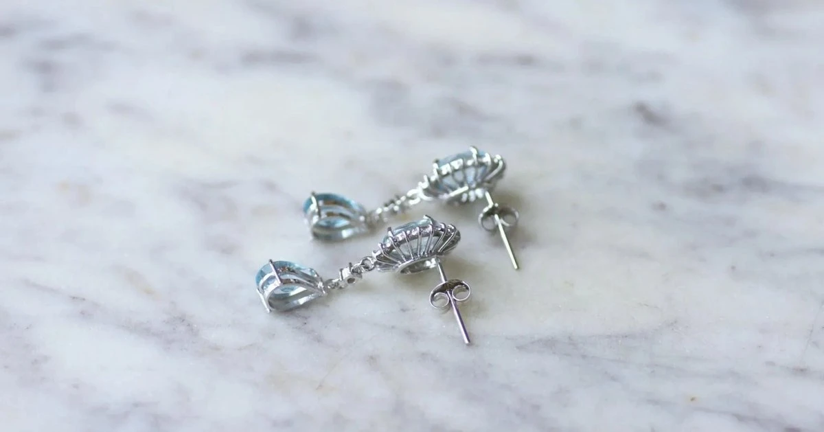 Boucles D'oreilles Gouttes Topaze Bleue Et Diamant Sur Or Blanc 9 Boucles D'oreilles Gouttes Topaze Bleue Et Diamant Sur Or Blanc – Image 9