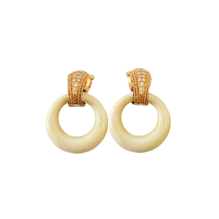 Boucles D'oreilles Interchangeables VAN CLEEF & ARPELS En Or Jaune, Onyx, Corail Blanc Et Diamants 1 Boucles D'oreilles Interchangeables VAN CLEEF & ARPELS En Or Jaune, Onyx, Corail Blanc Et Diamants