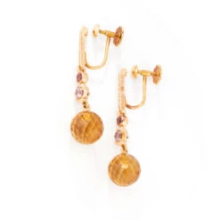 Boucles D'oreilles Pendantes CHANEL "Mademoiselle" En Or Jaune, Citrines, Rubellites, Améthystes Et Diamants -Castafiore Boutique boucles doreilles pendantes chanel mademoiselle en or jaune citrines rubellites amethystes et diamants 119322