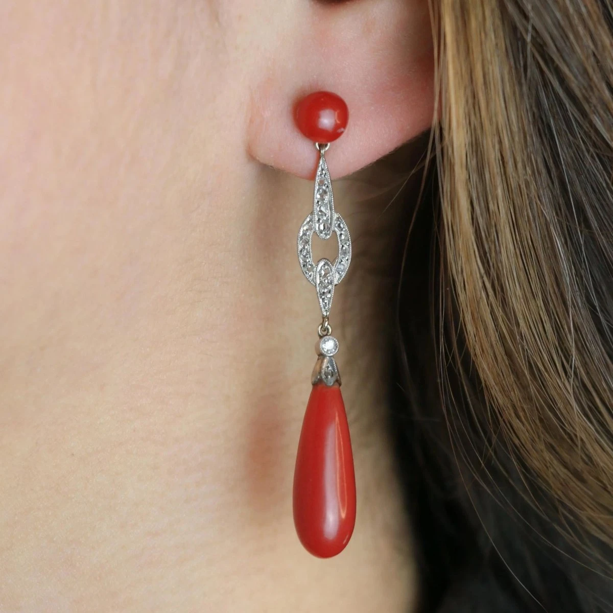 Boucles D'oreilles Pendantes En Or Blanc, Corail Et Diamant 2 Boucles D'oreilles Pendantes En Or Blanc, Corail Et Diamant – Image 2