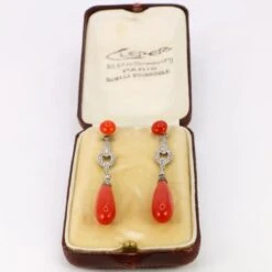 Boucles D'oreilles Pendantes En Or Blanc, Corail Et Diamant 7 Boucles D'oreilles Pendantes En Or Blanc, Corail Et Diamant -Castafiore Boutique boucles doreilles pendantes en or blanc corail et diamant 469516