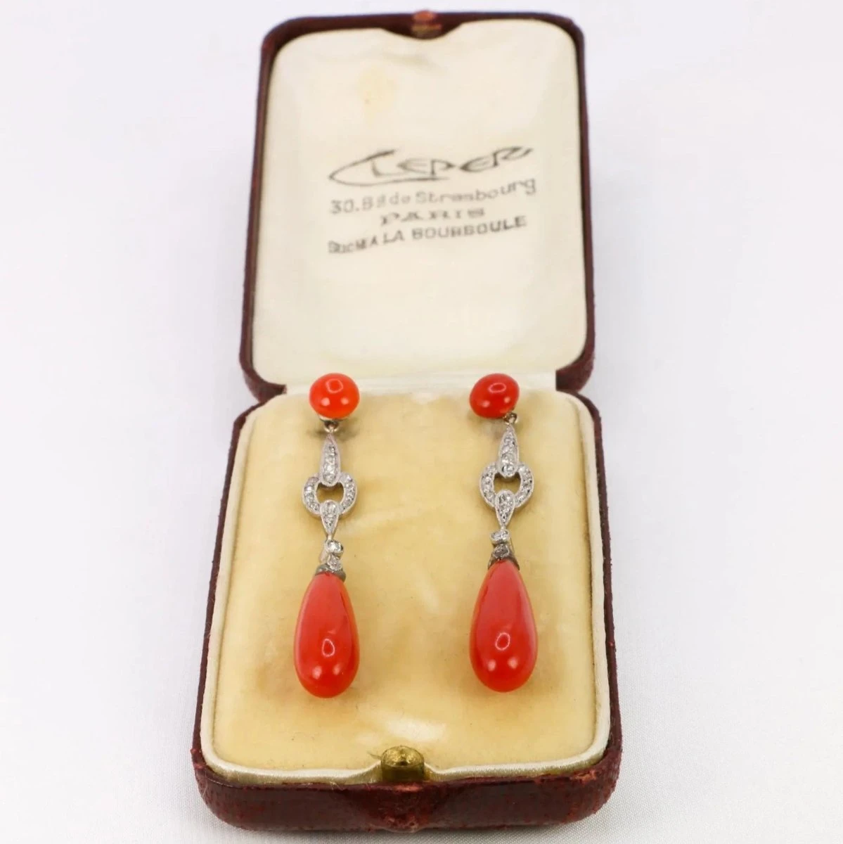 Boucles D'oreilles Pendantes En Or Blanc, Corail Et Diamant 4 Boucles D'oreilles Pendantes En Or Blanc, Corail Et Diamant – Image 4