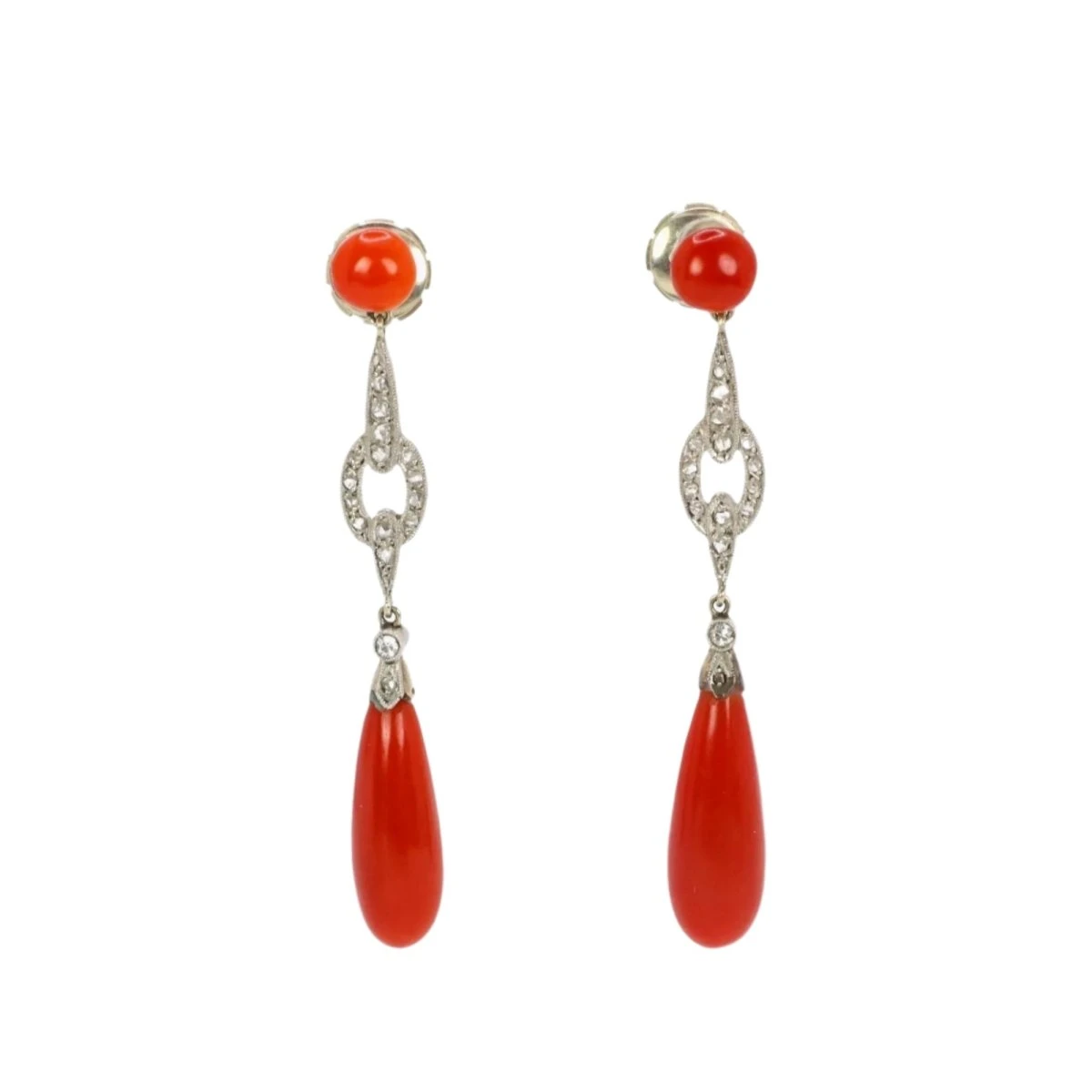 Boucles D'oreilles Pendantes En Or Blanc, Corail Et Diamant 1 Boucles D'oreilles Pendantes En Or Blanc, Corail Et Diamant