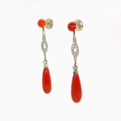 Boucles D'oreilles Pendantes En Or Blanc, Corail Et Diamant 6 Boucles D'oreilles Pendantes En Or Blanc, Corail Et Diamant -Castafiore Boutique boucles doreilles pendantes en or blanc corail et diamant 704604