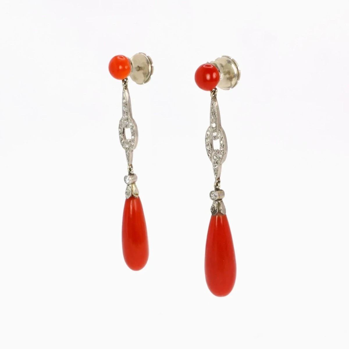 Boucles D'oreilles Pendantes En Or Blanc, Corail Et Diamant 3 Boucles D'oreilles Pendantes En Or Blanc, Corail Et Diamant – Image 3