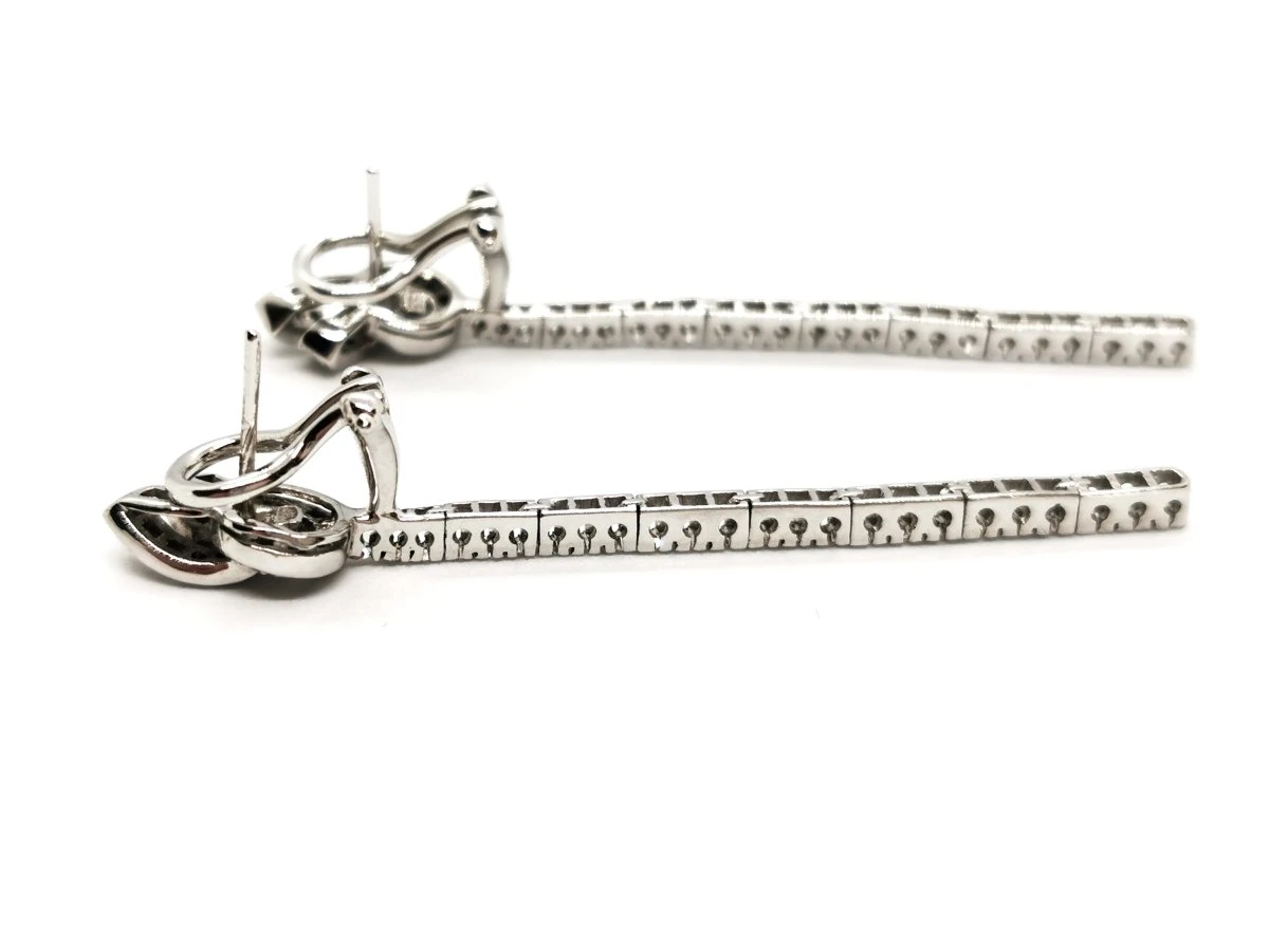 Boucles D'oreilles Pendantes En Or Blanc Pavées Diamants 3 Boucles D'oreilles Pendantes En Or Blanc Pavées Diamants – Image 3