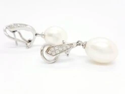 Boucles D'oreilles Pendantes ISABELLE LANGLOIS En Or Blanc, Perles Et Diamants 9 Boucles D'oreilles Pendantes ISABELLE LANGLOIS En Or Blanc, Perles Et Diamants -Castafiore Boutique boucles doreilles pendantes isabelle langlois en or blanc perles et diamants 181085