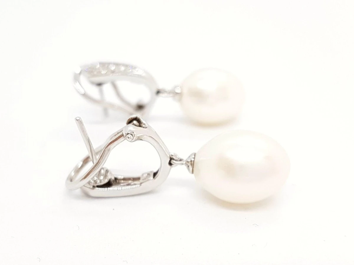 Boucles D'oreilles Pendantes ISABELLE LANGLOIS En Or Blanc, Perles Et Diamants 2 Boucles D'oreilles Pendantes ISABELLE LANGLOIS En Or Blanc, Perles Et Diamants – Image 2