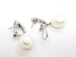 Boucles D'oreilles Pendantes ISABELLE LANGLOIS En Or Blanc, Perles Et Diamants 10 Boucles D'oreilles Pendantes ISABELLE LANGLOIS En Or Blanc, Perles Et Diamants -Castafiore Boutique boucles doreilles pendantes isabelle langlois en or blanc perles et diamants 633652