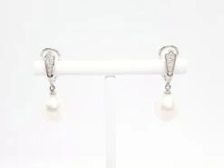 Boucles D'oreilles Pendantes ISABELLE LANGLOIS En Or Blanc, Perles Et Diamants 13 Boucles D'oreilles Pendantes ISABELLE LANGLOIS En Or Blanc, Perles Et Diamants -Castafiore Boutique boucles doreilles pendantes isabelle langlois en or blanc perles et diamants 671814