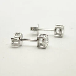 Boucles D'oreilles Puces En Or Blanc Et Diamants Naturels -Castafiore Boutique boucles doreilles puces en or blanc et diamants naturels 164964