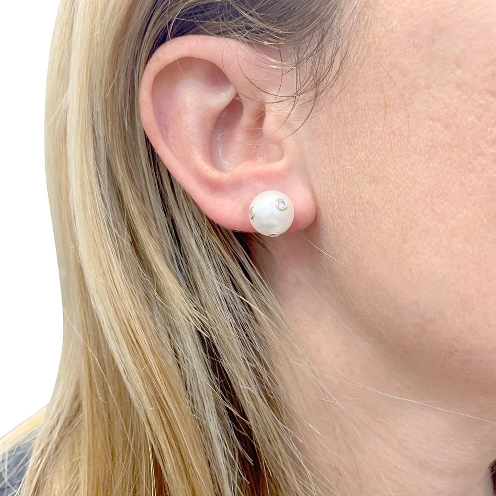 Miller Boucles D'oreilles Puces En Or, Perles Et Diamants 2 Miller Boucles D'oreilles Puces En Or, Perles Et Diamants – Image 2