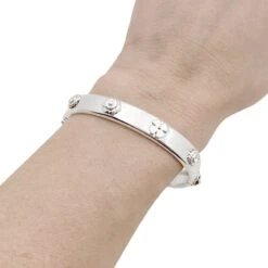 Miller Bracelet CHANEL "Trois Symboles" En Or Blanc Et Diamants. -Castafiore Boutique bracelet chanel trois symboles or blanc diamants 237630