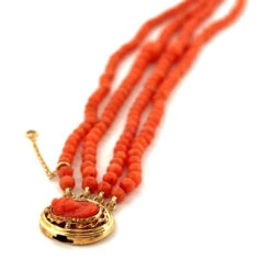 Bracelet En Or Jaune à Rangs De Perles De Corail -Castafiore Boutique bracelet en or jaune a rangs de perles de corails 272960