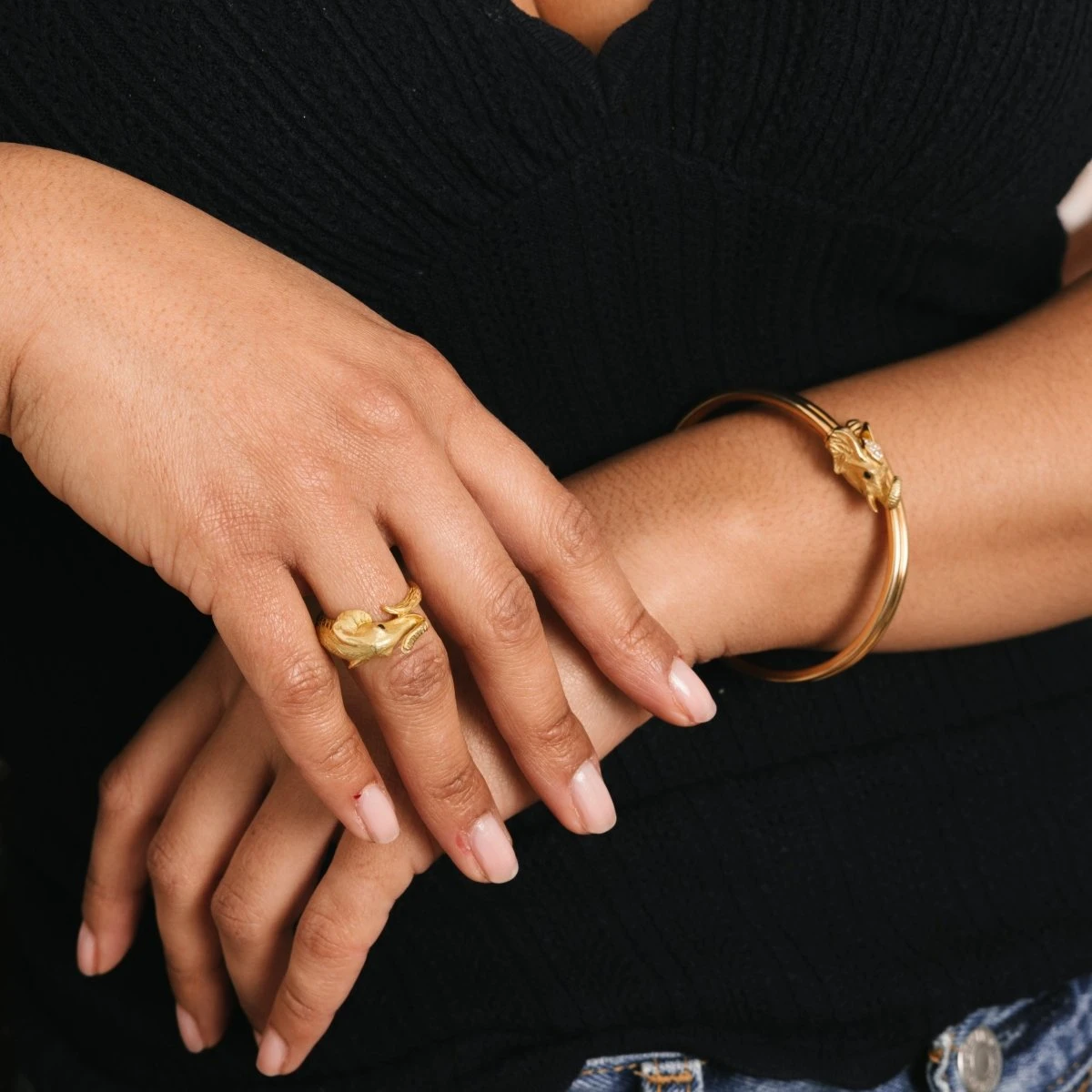 Bracelet JEAN ET PIERRE BELLIN Éléphant Double Jonc Ouvert En Or Jaune, Saphir, Onyx Et Diamants 2 Bracelet JEAN ET PIERRE BELLIN Éléphant Double Jonc Ouvert En Or Jaune, Saphir, Onyx Et Diamants – Image 2