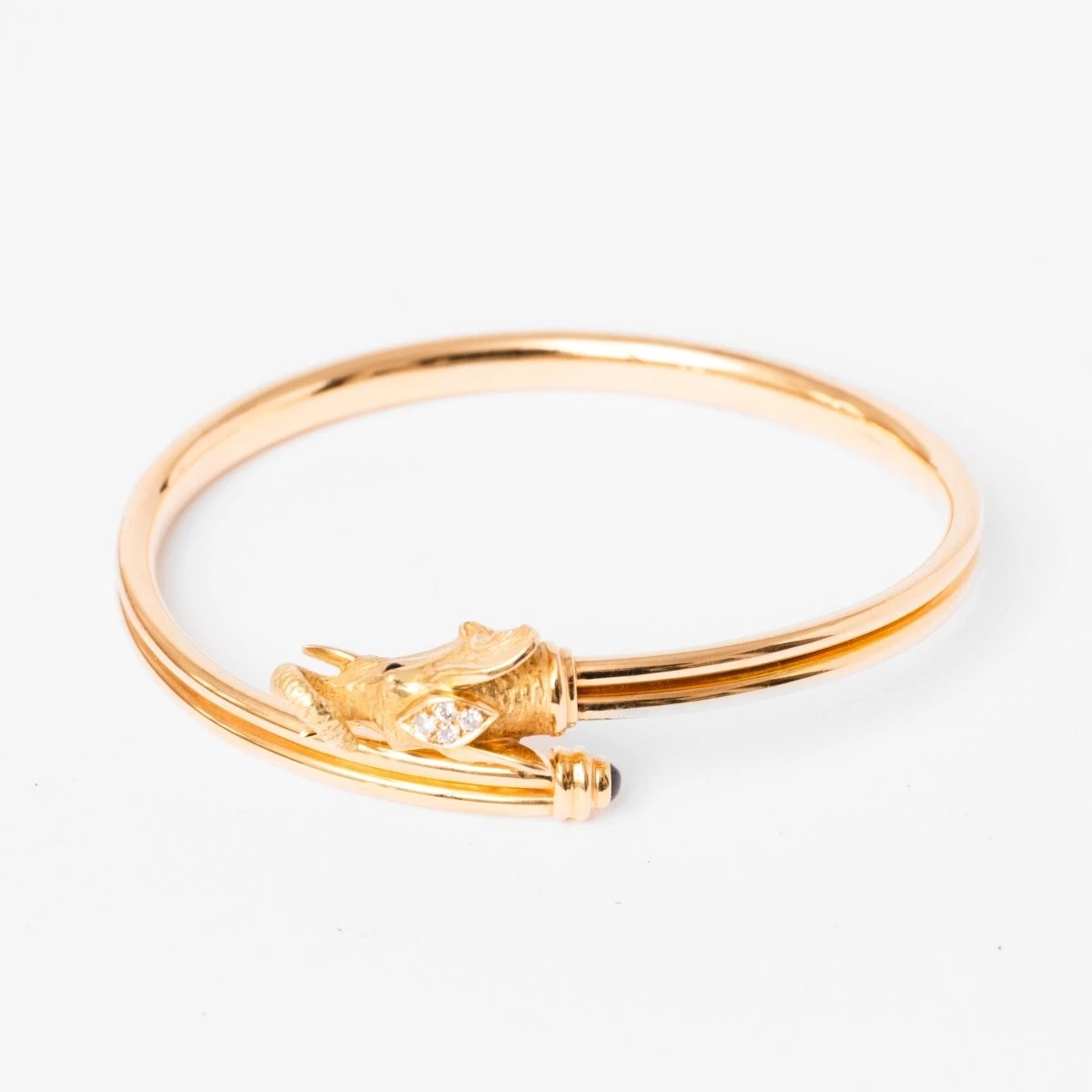 Bracelet JEAN ET PIERRE BELLIN Éléphant Double Jonc Ouvert En Or Jaune, Saphir, Onyx Et Diamants 4 Bracelet JEAN ET PIERRE BELLIN Éléphant Double Jonc Ouvert En Or Jaune, Saphir, Onyx Et Diamants – Image 4