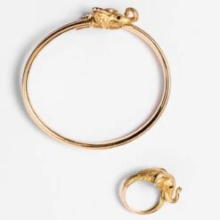 Bracelet JEAN ET PIERRE BELLIN Éléphant Double Jonc Ouvert En Or Jaune, Saphir, Onyx Et Diamants 17 Bracelet JEAN ET PIERRE BELLIN Éléphant Double Jonc Ouvert En Or Jaune, Saphir, Onyx Et Diamants -Castafiore Boutique bracelet jean et pierre bellin elephant double jonc ouvert en or jaune saphir onyx et diamants 806988