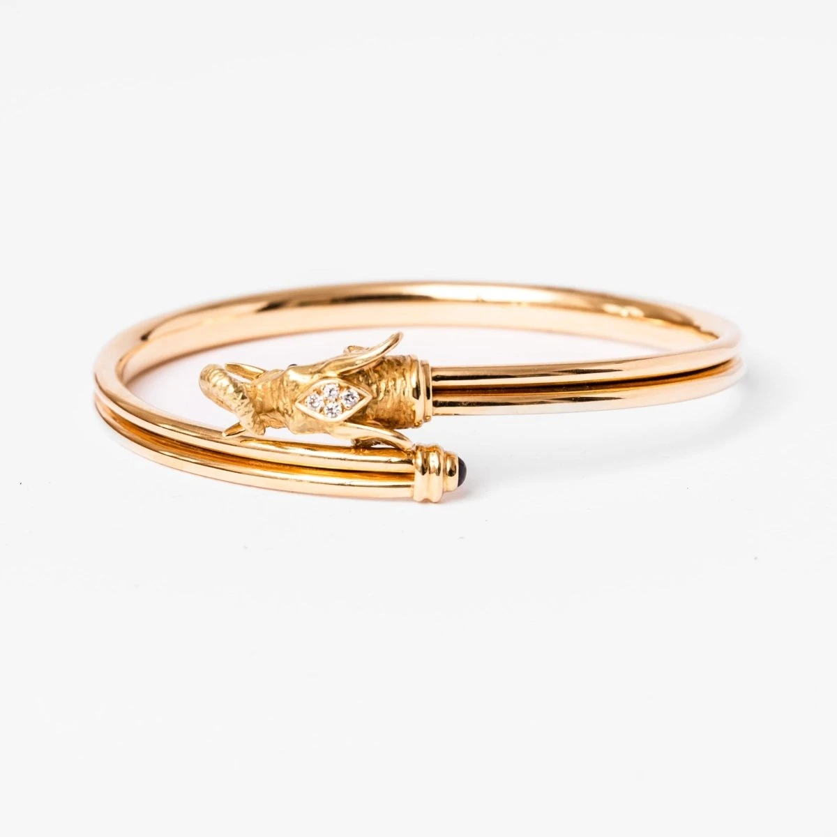 Bracelet JEAN ET PIERRE BELLIN Éléphant Double Jonc Ouvert En Or Jaune, Saphir, Onyx Et Diamants 10 Bracelet JEAN ET PIERRE BELLIN Éléphant Double Jonc Ouvert En Or Jaune, Saphir, Onyx Et Diamants – Image 10