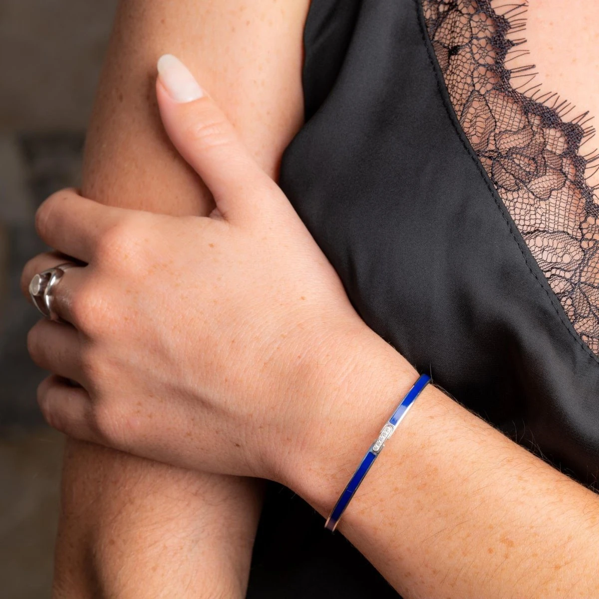 Bracelet Jonc CHAUMET "Liens Evidence", Or Blanc Et Diamants 2 Bracelet Jonc CHAUMET "Liens Evidence", Or Blanc Et Diamants – Image 2