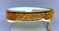 Bracelet Jonc En Or 18 Carats Ouvrant, Ciselé D’arabesques Et De Volutes -Castafiore Boutique bracelet jonc en or 18 carats ouvrant cisele darabesques et de volutes 706991